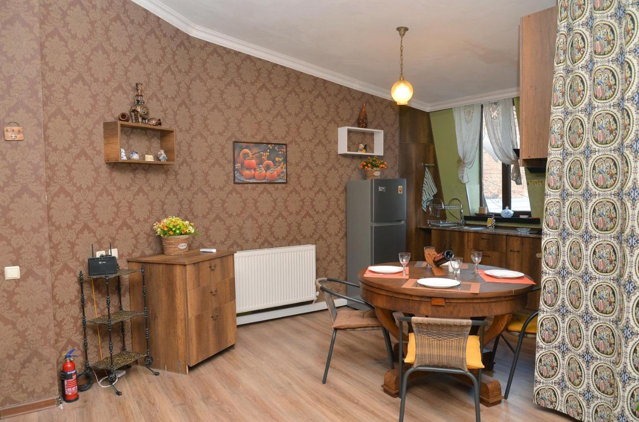 Natia'S Apartment On Dadiani St. Tbilisi Ngoại thất bức ảnh